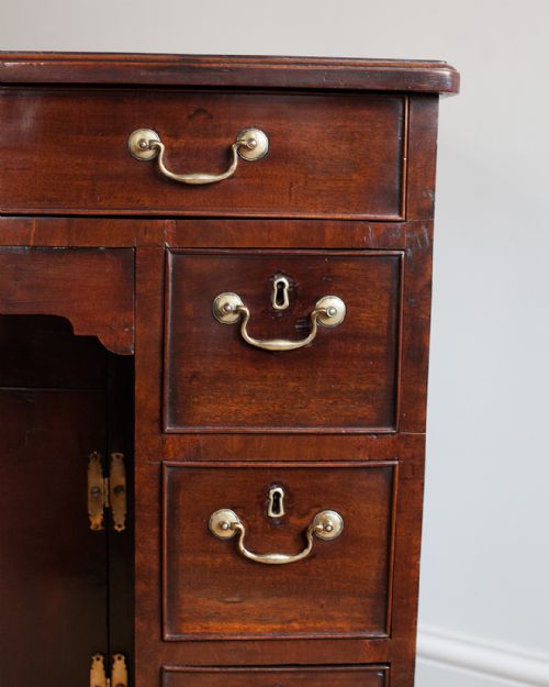 CHARMING GEORGIAN MAHOGANY KNEEHOLE DESK - ADDITIONAL PHOTO 5