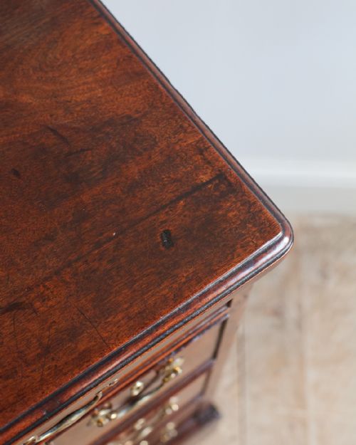CHARMING GEORGIAN MAHOGANY KNEEHOLE DESK - ADDITIONAL PHOTO 6