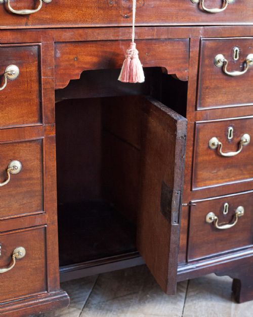 CHARMING GEORGIAN MAHOGANY KNEEHOLE DESK - ADDITIONAL PHOTO 7