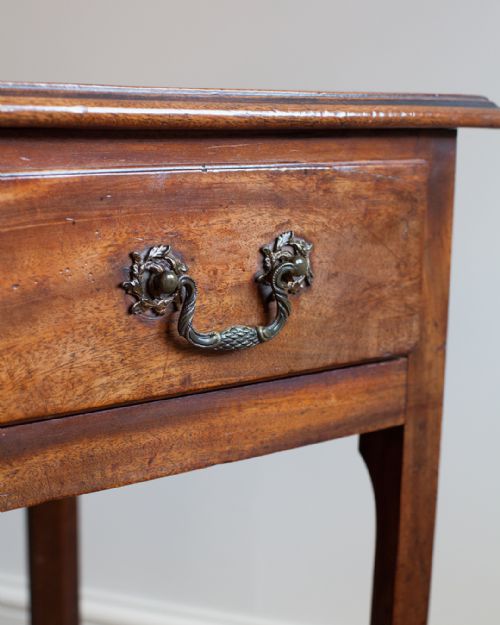 CHARMING GEORGE III MAHOGANY SIDE TABLE - ADDITIONAL PHOTO 3
