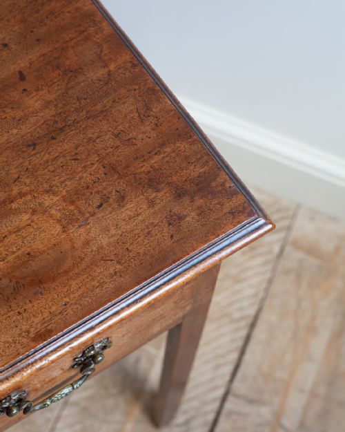 CHARMING GEORGE III MAHOGANY SIDE TABLE - ADDITIONAL PHOTO 4
