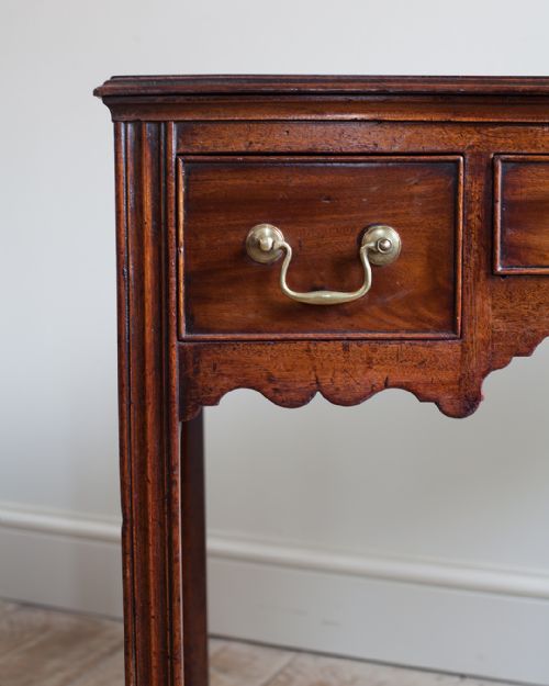 WONDERFUL GEORGIAN MAHOGANY LOWBOY - ADDITIONAL PHOTO 4