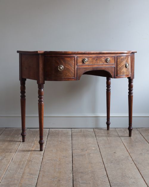 regency mahogany bowfront dressing table - CATEGORY: ANTIQUE DRESSING TABLES - DATED 19TH CENTURY