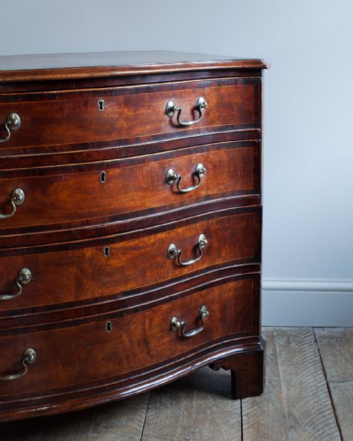 GEORGE III MAHOGANY SERPENTINE CHEST OF DRAWERS - ADDITIONAL PHOTO 1
