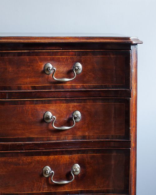 GEORGE III MAHOGANY SERPENTINE CHEST OF DRAWERS - ADDITIONAL PHOTO 3