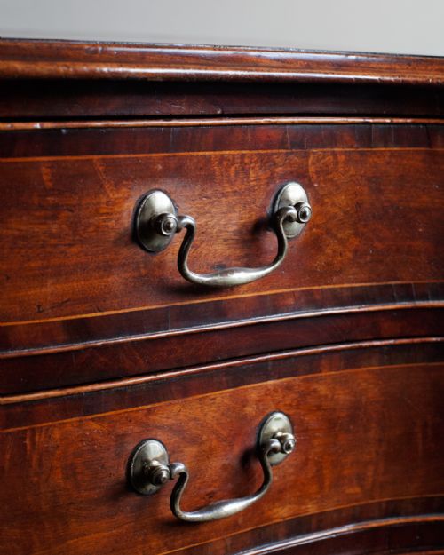 GEORGE III MAHOGANY SERPENTINE CHEST OF DRAWERS - ADDITIONAL PHOTO 5