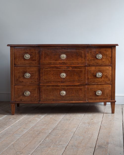 LATE 18TH CENTURY CONTINENTAL WALNUT COMMODE - ADDITIONAL PHOTO 1