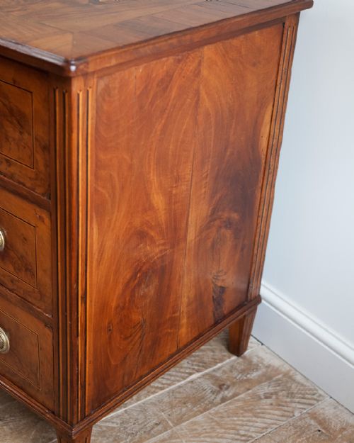 LATE 18TH CENTURY CONTINENTAL WALNUT COMMODE - ADDITIONAL PHOTO 5