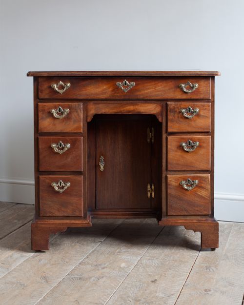 BEAUTIFUL GEORGE II MAHOGANY KNEEHOLE DESK - ADDITIONAL PHOTO 1