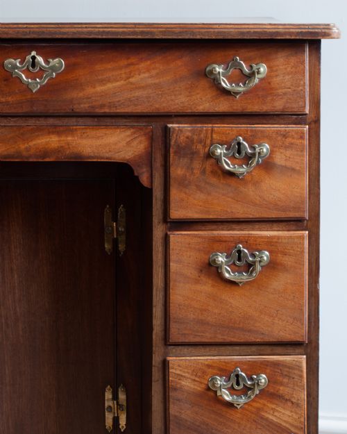 BEAUTIFUL GEORGE II MAHOGANY KNEEHOLE DESK - ADDITIONAL PHOTO 2