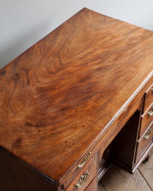 BEAUTIFUL GEORGE II MAHOGANY KNEEHOLE DESK - ADDITIONAL PHOTO 3
