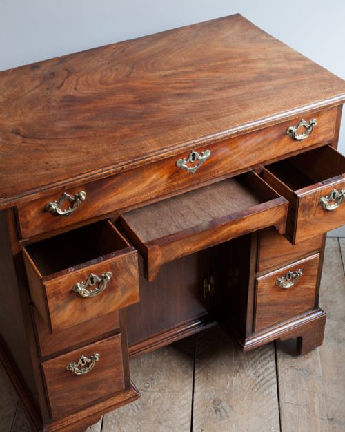 BEAUTIFUL GEORGE II MAHOGANY KNEEHOLE DESK - ADDITIONAL PHOTO 4