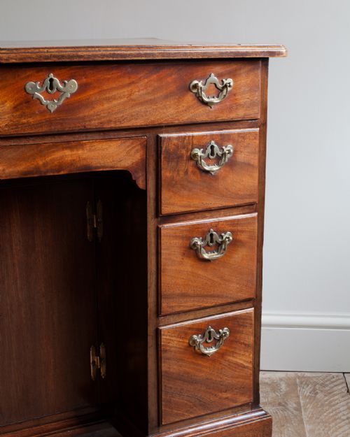BEAUTIFUL GEORGE II MAHOGANY KNEEHOLE DESK - ADDITIONAL PHOTO 5