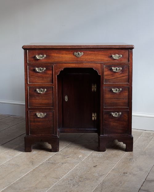 WONDERFUL GEORGIAN MAHOGANY KNEEHOLE DESK - ADDITIONAL PHOTO 1