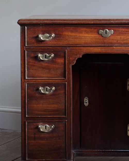 WONDERFUL GEORGIAN MAHOGANY KNEEHOLE DESK - ADDITIONAL PHOTO 2