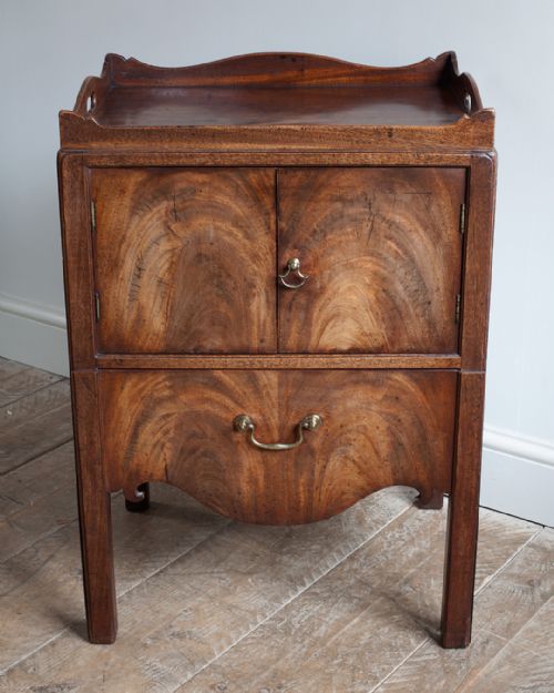 GEORGE III MAHOGANY BEDSIDE CUPBOARD - ADDITIONAL PHOTO 1