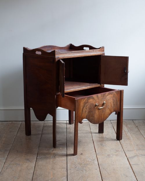 GEORGE III MAHOGANY BEDSIDE CUPBOARD - ADDITIONAL PHOTO 3