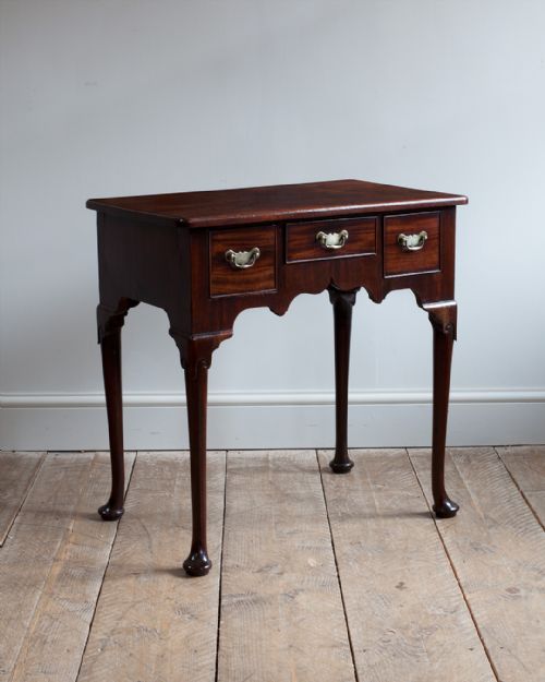charming george ii mahogany lowboy - CATEGORY: ANTIQUE FURNITURE - DATED GEORGIAN