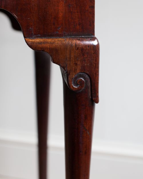 CHARMING GEORGE II MAHOGANY LOWBOY - ADDITIONAL PHOTO 5