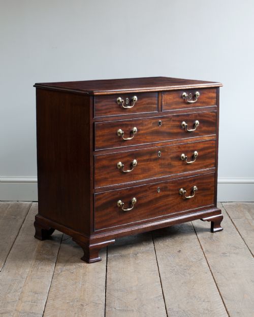 charming early georgian mahogany chest of drawers - CATEGORY: ANTIQUE CHEST OF DRAWERS - DATED 18TH CENTURY
