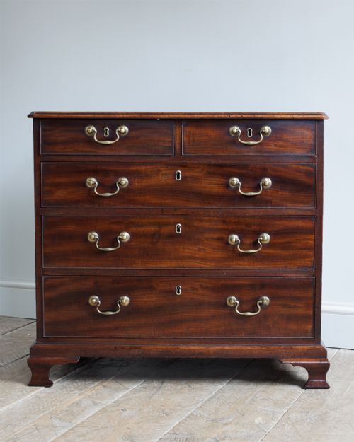 CHARMING EARLY GEORGIAN MAHOGANY CHEST OF DRAWERS - ADDITIONAL PHOTO 1