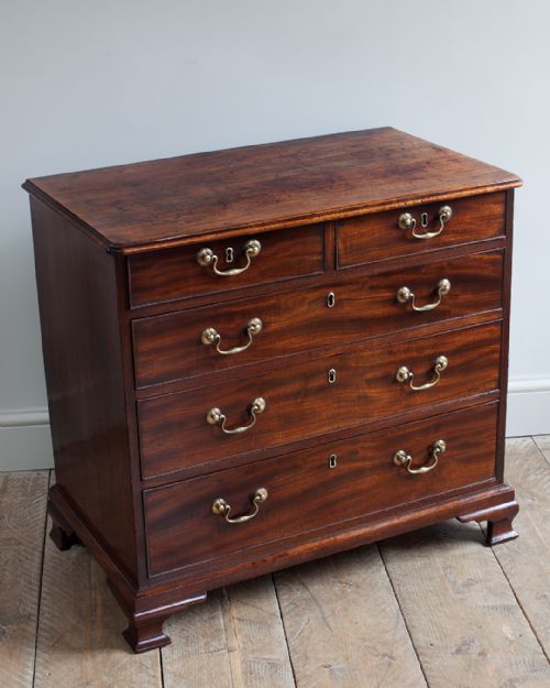 CHARMING EARLY GEORGIAN MAHOGANY CHEST OF DRAWERS - ADDITIONAL PHOTO 2