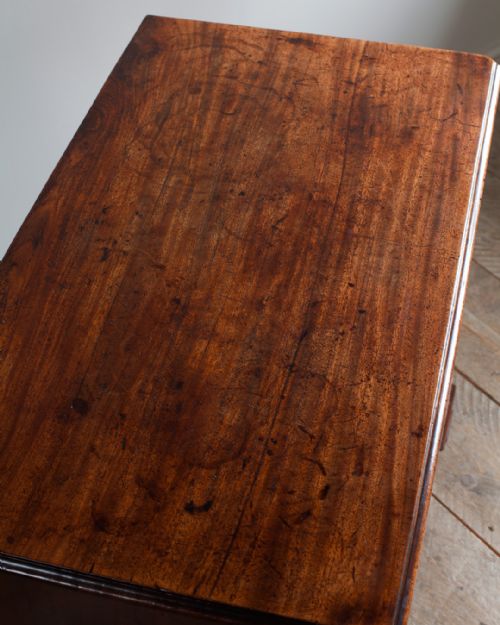CHARMING EARLY GEORGIAN MAHOGANY CHEST OF DRAWERS - ADDITIONAL PHOTO 3