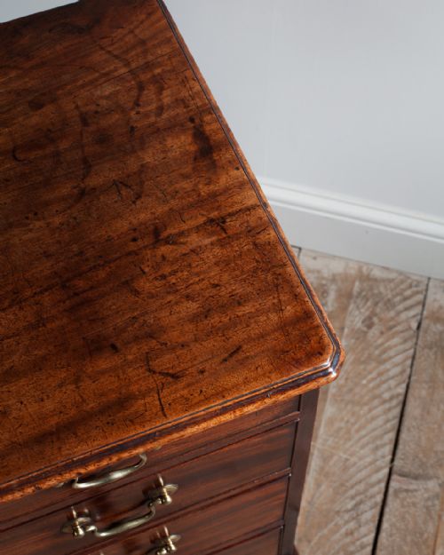 CHARMING EARLY GEORGIAN MAHOGANY CHEST OF DRAWERS - ADDITIONAL PHOTO 4