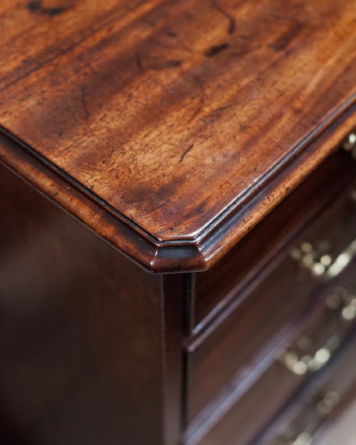 CHARMING EARLY GEORGIAN MAHOGANY CHEST OF DRAWERS - ADDITIONAL PHOTO 5