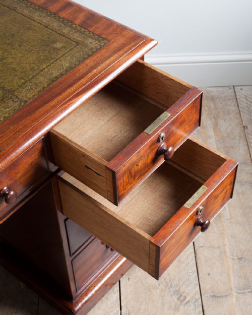 19TH CENTURY MAHOGANY PEDESTAL DESK - ADDITIONAL PHOTO 8