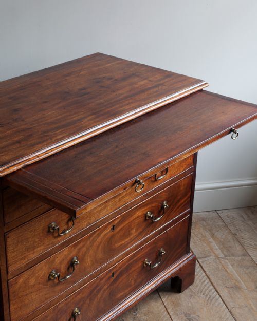 GEORGIAN MAHOGANY CHEST OF DRAWERS - ADDITIONAL PHOTO 4