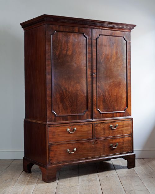 GEORGE III MAHOGANY LINEN PRESS - ADDITIONAL PHOTO 1