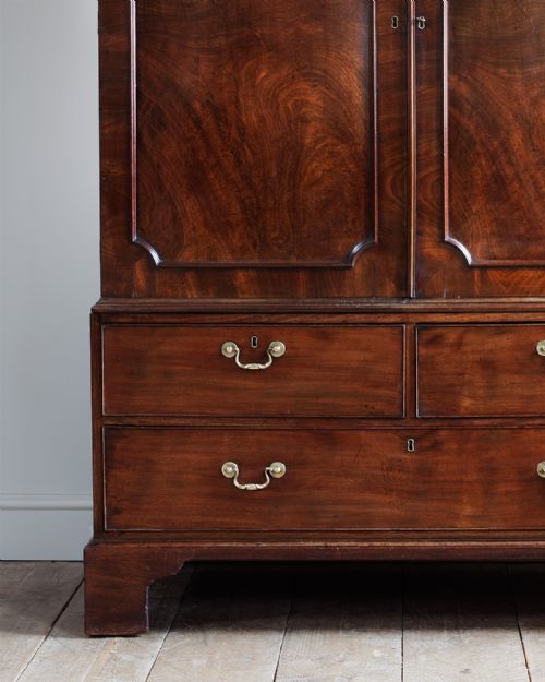 GEORGE III MAHOGANY LINEN PRESS - ADDITIONAL PHOTO 2