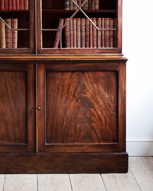 GEORGE III MAHOGANY LIBRARY BOOKCAS - ADDITIONAL PHOTO 2