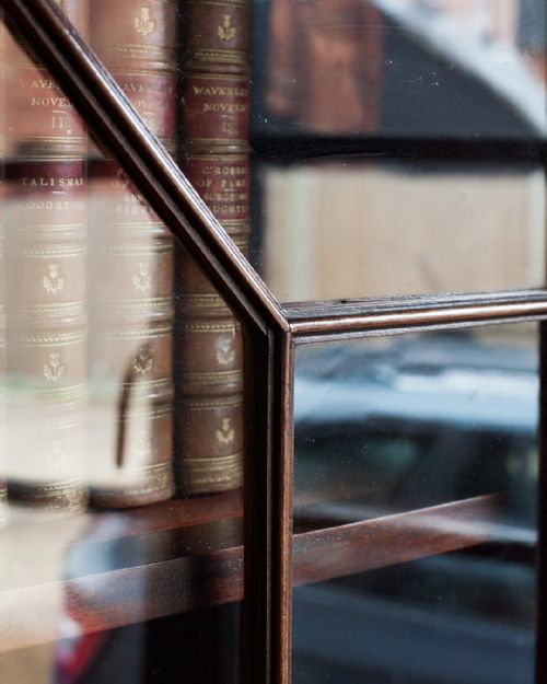 GEORGE III MAHOGANY LIBRARY BOOKCAS - ADDITIONAL PHOTO 6