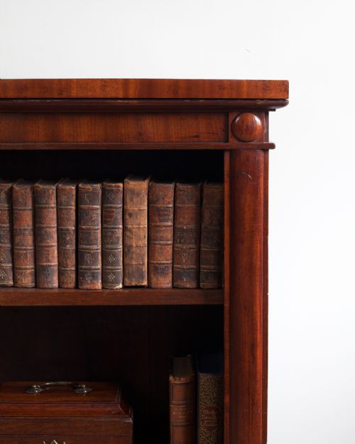 SMALL WILLIAM IV MAHOGANY OPEN BOOKCASE - ADDITIONAL PHOTO 3