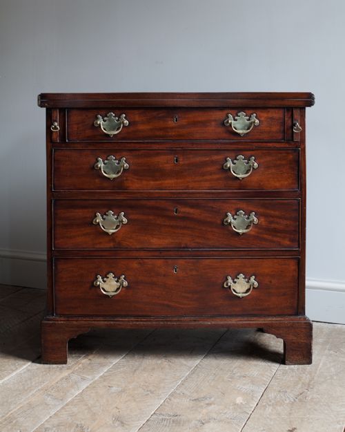 GEORGIAN MAHOGANY BACHELOR'S CHEST - ADDITIONAL PHOTO 1
