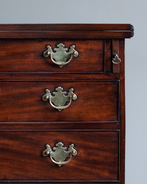 GEORGIAN MAHOGANY BACHELOR'S CHEST - ADDITIONAL PHOTO 2