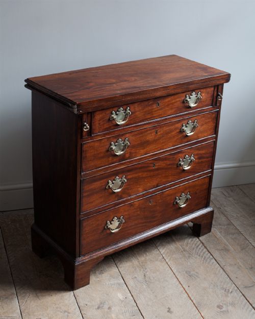 GEORGIAN MAHOGANY BACHELOR'S CHEST - ADDITIONAL PHOTO 3