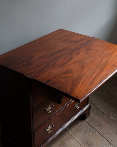 GEORGIAN MAHOGANY BACHELOR'S CHEST - ADDITIONAL PHOTO 4