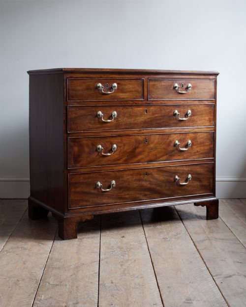 GEORGE III MAHOGANY CHEST OF DRAWERS - ADDITIONAL PHOTO 1