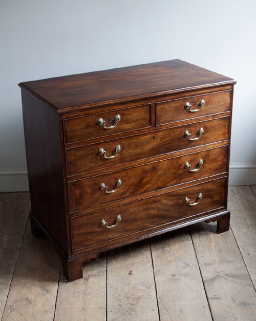 GEORGE III MAHOGANY CHEST OF DRAWERS - ADDITIONAL PHOTO 2