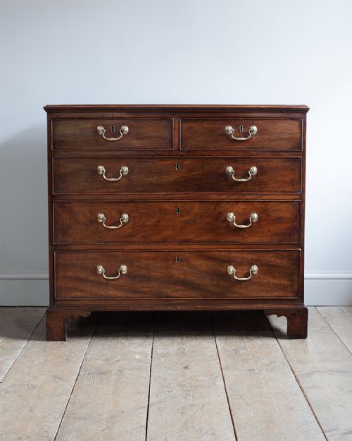 GEORGE III MAHOGANY CHEST OF DRAWERS - ADDITIONAL PHOTO 3