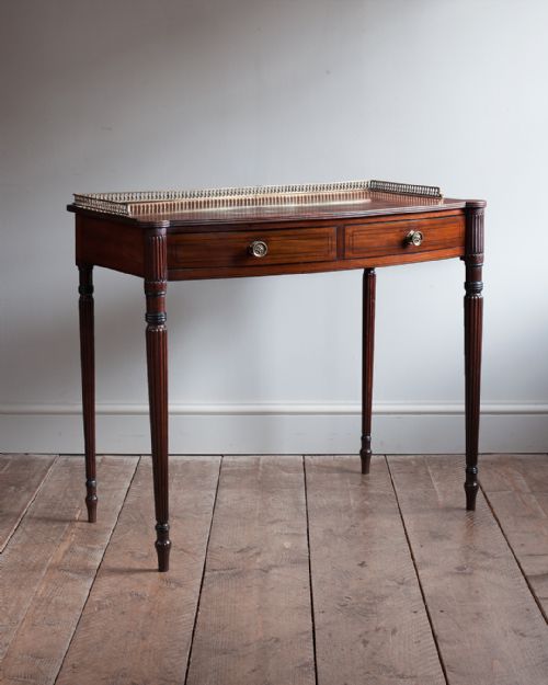 regency mahogany bowfront side table - CATEGORY: ANTIQUE TABLES - DATED 19TH CENTURY