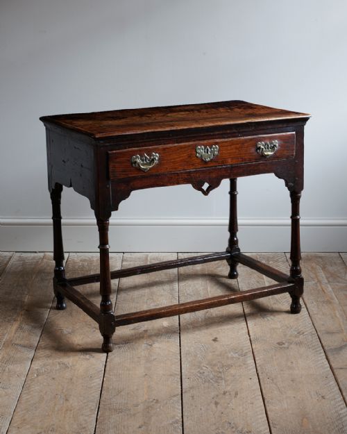 charming early georgian oak side table - CATEGORY: ANTIQUE TABLES - DATED 18TH CENTURY