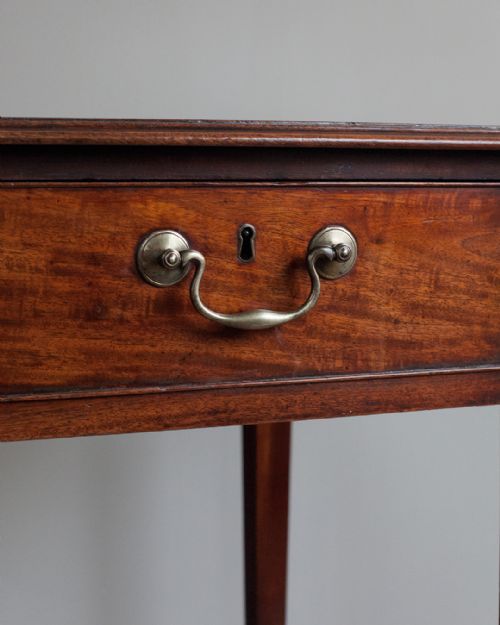 GEORGIAN MAHOGANY SIDE TABLE OF GOOD COLOUR AND PATINA - ADDITIONAL PHOTO 1