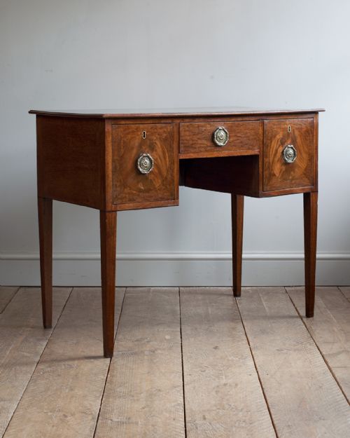 19th century mahogany dressing table - CATEGORY: ANTIQUE DRESSING TABLES - DATED 19TH CENTURY