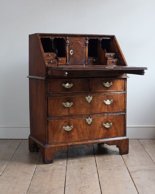 small george ii walnut bureau - CATEGORY: ANTIQUE BUREAU - DATED 18TH CENTURY