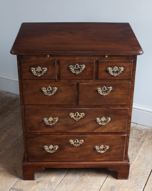 SMALL 19TH CENTURY MAHOGANY CHEST OF DRAWERS - ADDITIONAL PHOTO 1