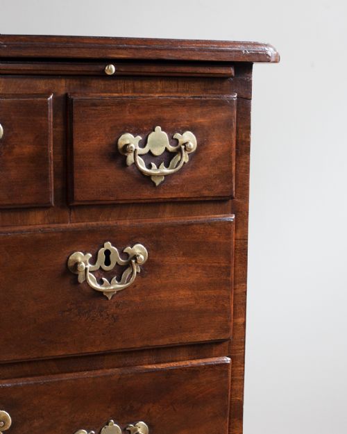 SMALL 19TH CENTURY MAHOGANY CHEST OF DRAWERS - ADDITIONAL PHOTO 4